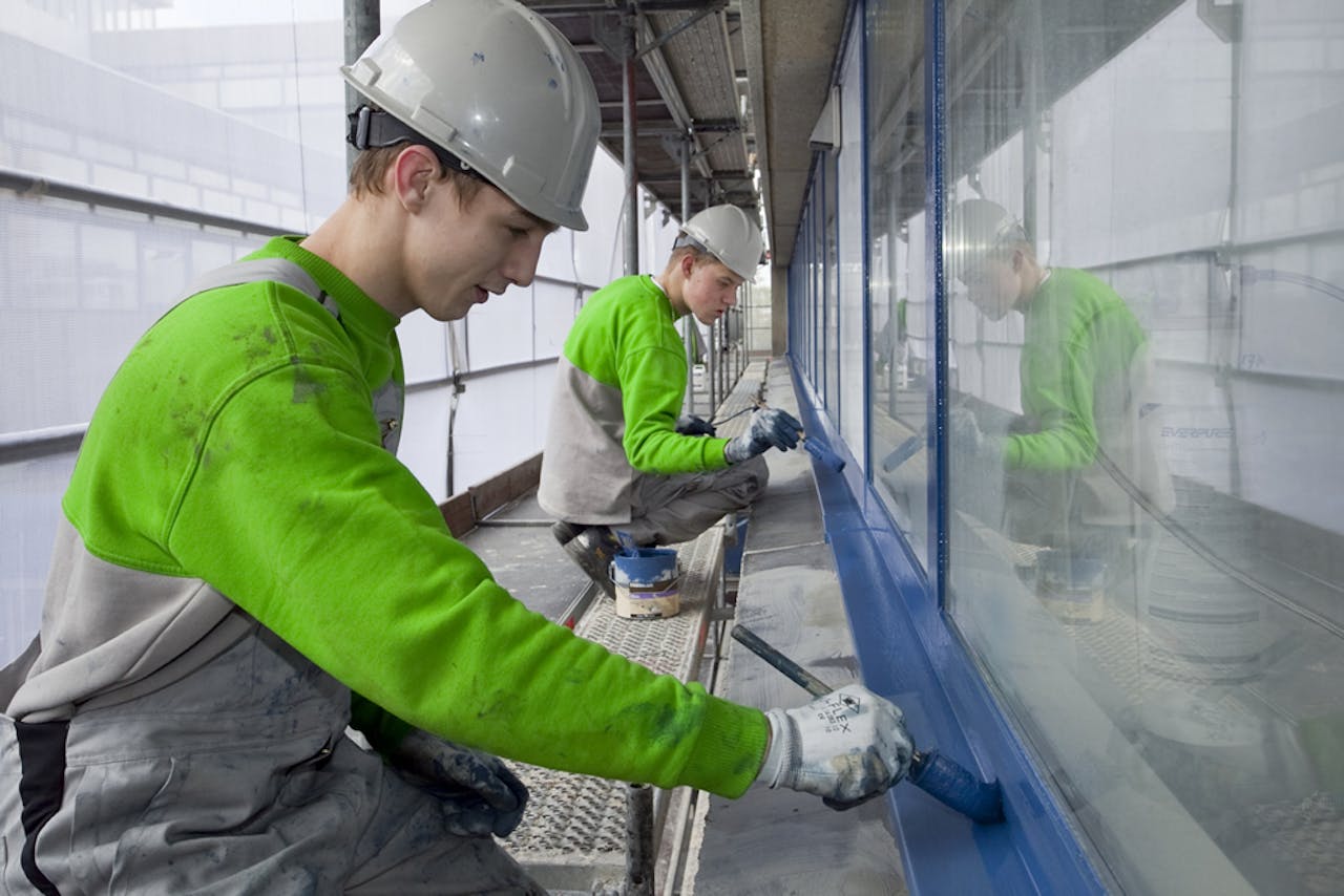 Aannemer Hemubo leidt jongeren uit Utrecht-Overvecht op bij een duurzaam renovatieproject van corporatie Mitros. Foto: Foppe Schut