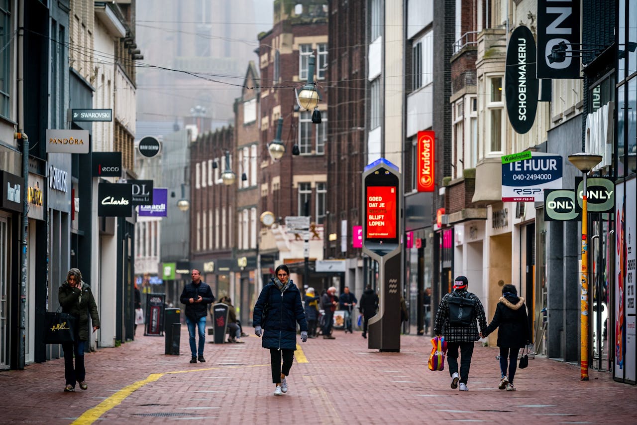 Gesloten winkels tijdens de harde lockdown in de binnenstad van Eindhoven. Winkeliers en andere ondernemers die financieel in de problemen kwamen door de coronacrisis kregen uitstel van betaling van de Belastingdienst.