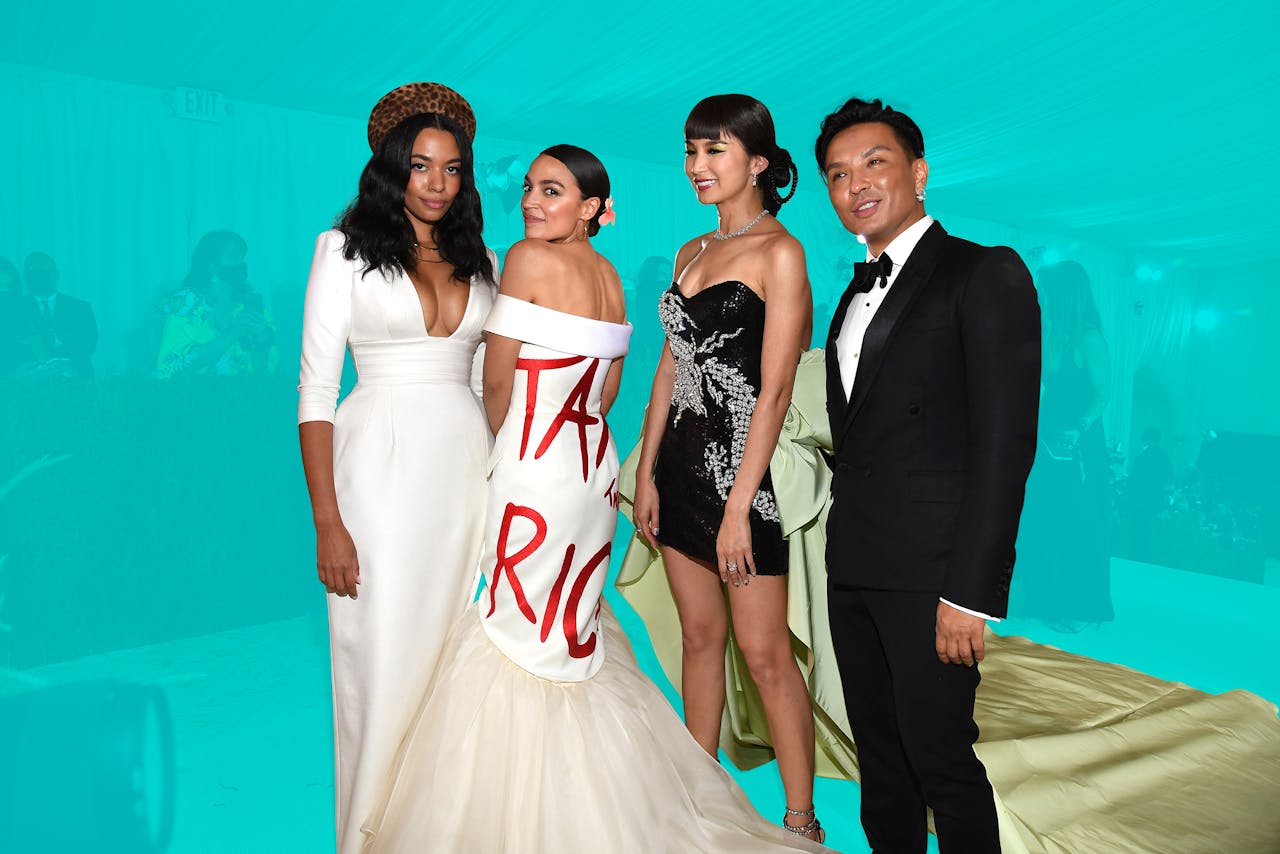 De jurk van Alexandria Ocasio-Cortez tijdens de jaarlijkse fundraiser van het Metropolitan Museum of Art. ‘Tax the rich’ stond er in wilde rode letters op witte stof.