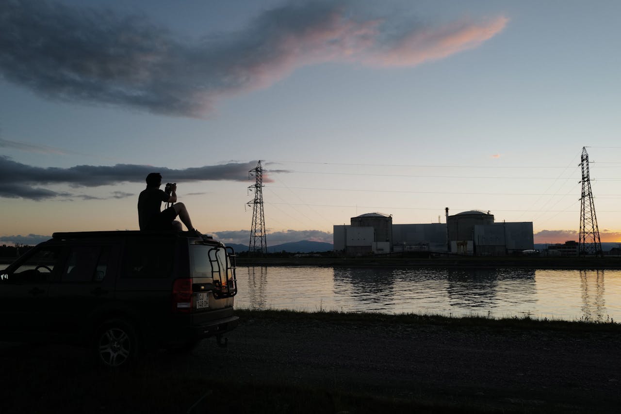 Een man fotografeert de inmiddels gesloten kerncentrale in Fessenheim, op de grens van Duitsland en Zwitserland. Fessenheim was goed voor 2 procent van de productie van elektriciteit in Frankrijk.