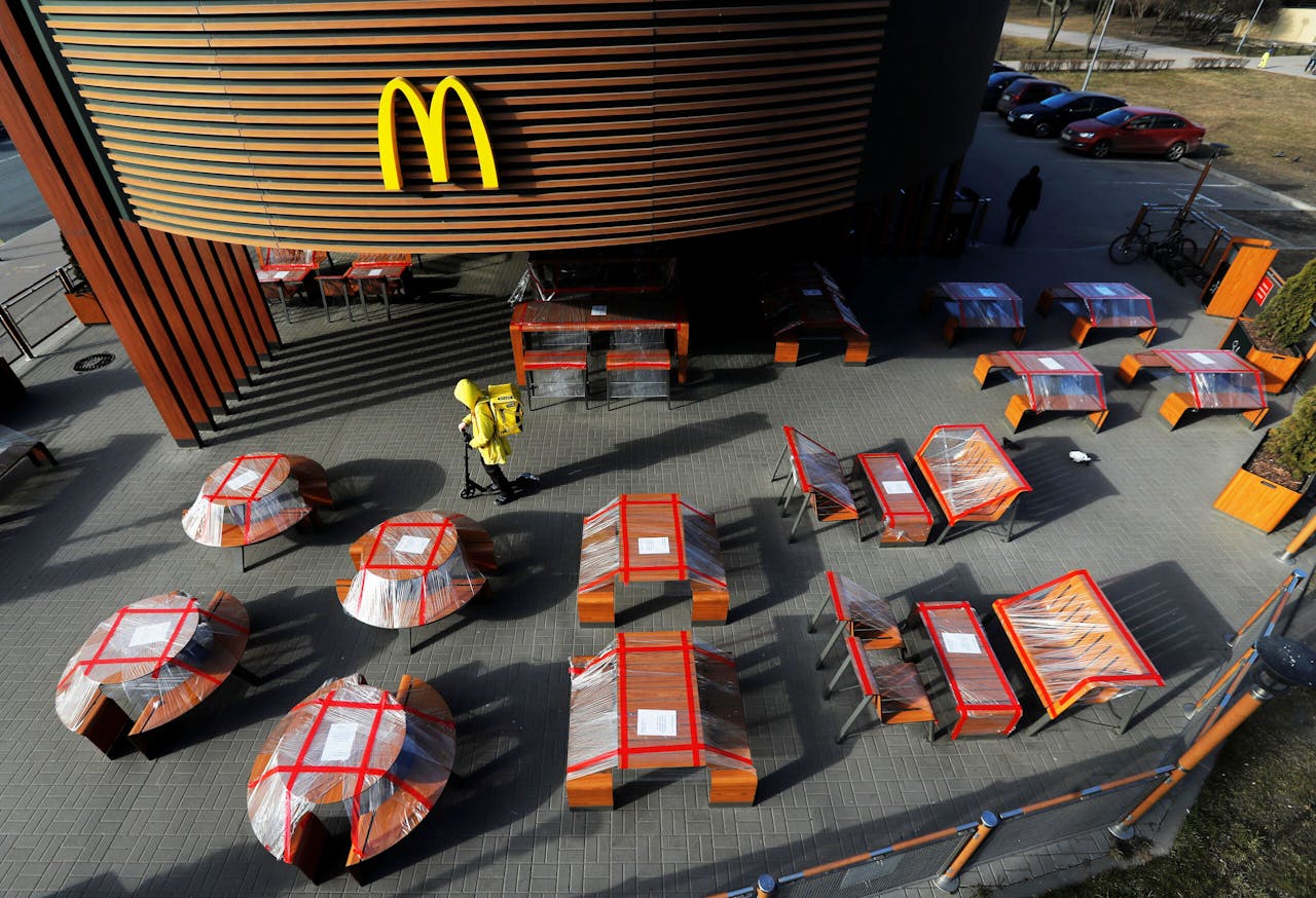 Een maaltijdbezorger in de Russische stad Sint-Petersburg levert McDonald's bestellingen per elektrische step. De hamburgerketen telt 750 vestigingen in Rusland, waarvan er zestig het afgelopen jaar werden geopend.