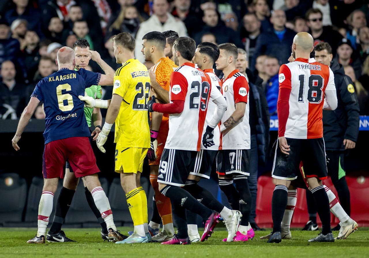 Davy KLaassen van Ajax werd geraakt door een aansteker tijdens de halve finale van de Toto KNVB-bekerwedstrijd tussen Feyenoord en Ajax.