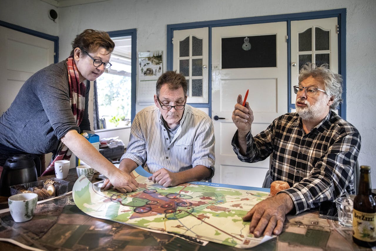 De actievoerders Marjolein de Graaff, Stan Maessen (m) en Johan van Zon tonen de plannen voor een groot bedrijventerrein in het Tilburgse Wijkevoort.