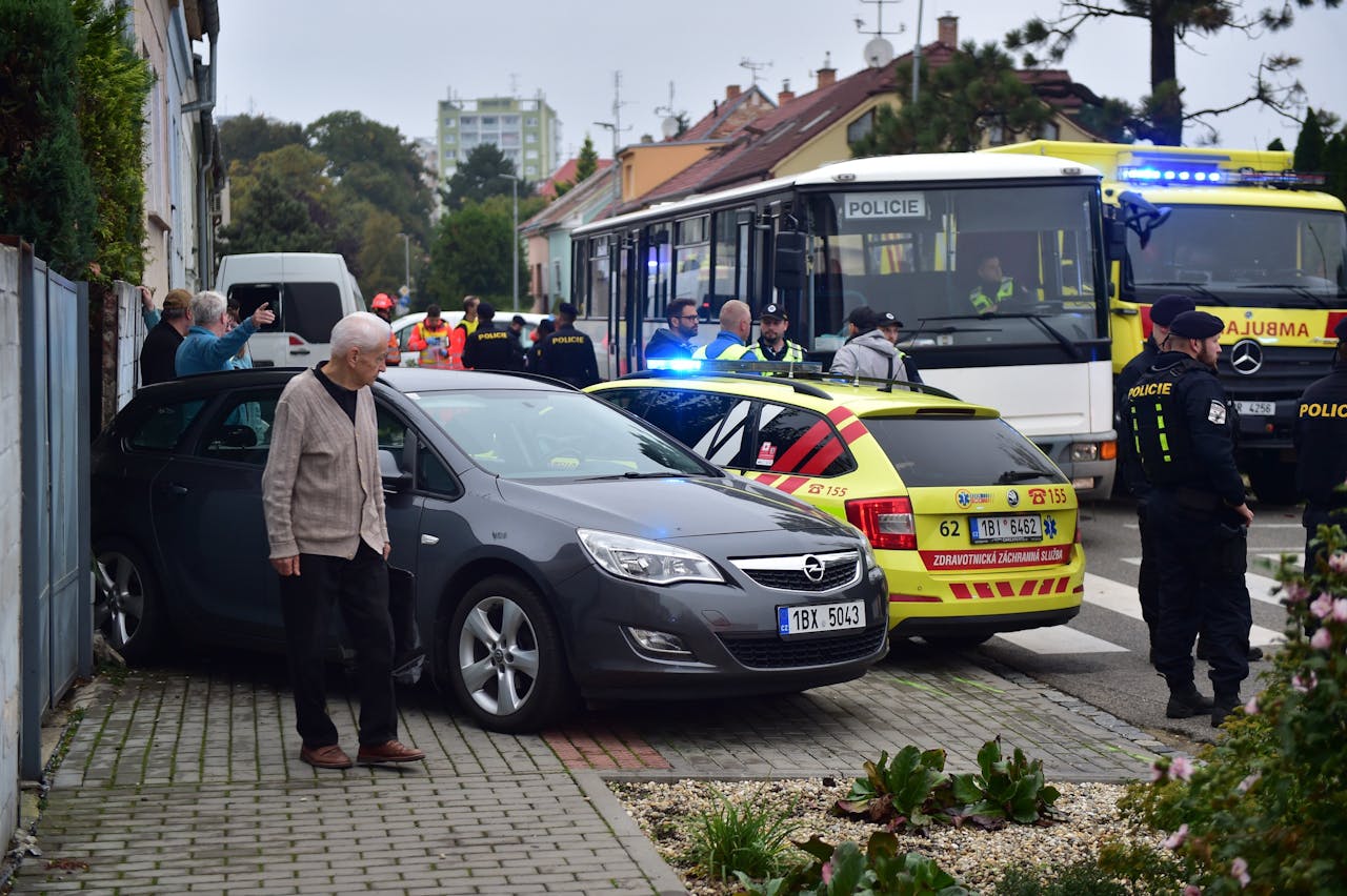 Op zaterdag veroorzaakte een mensensmokkelaar een ongeluk in de Tsjechische grensstad Breclav. Hij had 29 Syriërs in zijn bestelbus verstopt en probeerde te vluchten bij een controle.