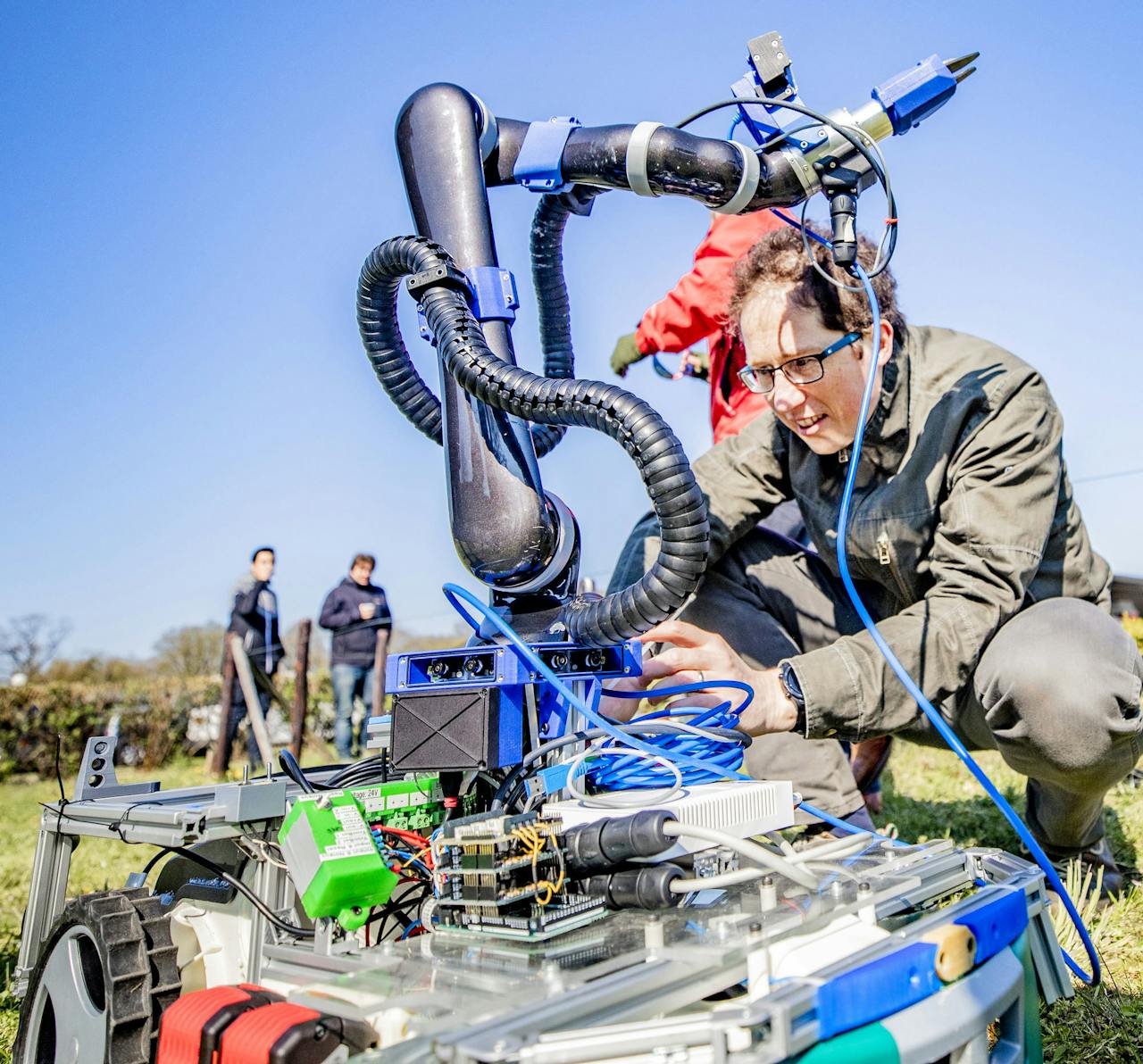 Een onderzoeker van Wageningen University & Research (WUR) geeft een robot die zelfstandig struiken kan knippen nog wat laatste instructies.