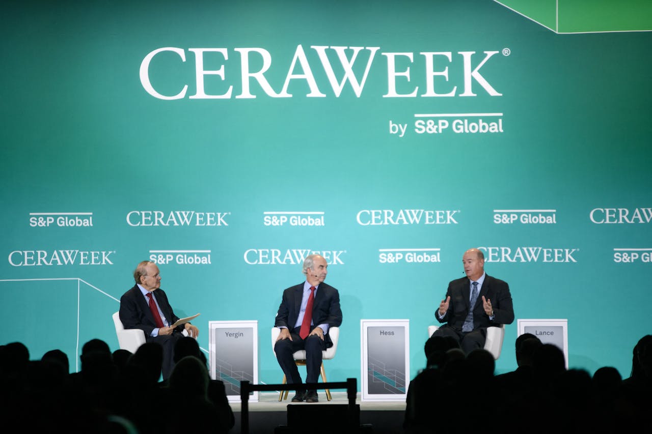 Een debat op Ceraweek, met van links naar rechts grondlegger Daniel Yergin, ceo John Hess van olie- en gasbedrijf Hess Corporation en ceo Ryan Lance van olieconcern ConocoPhillips.