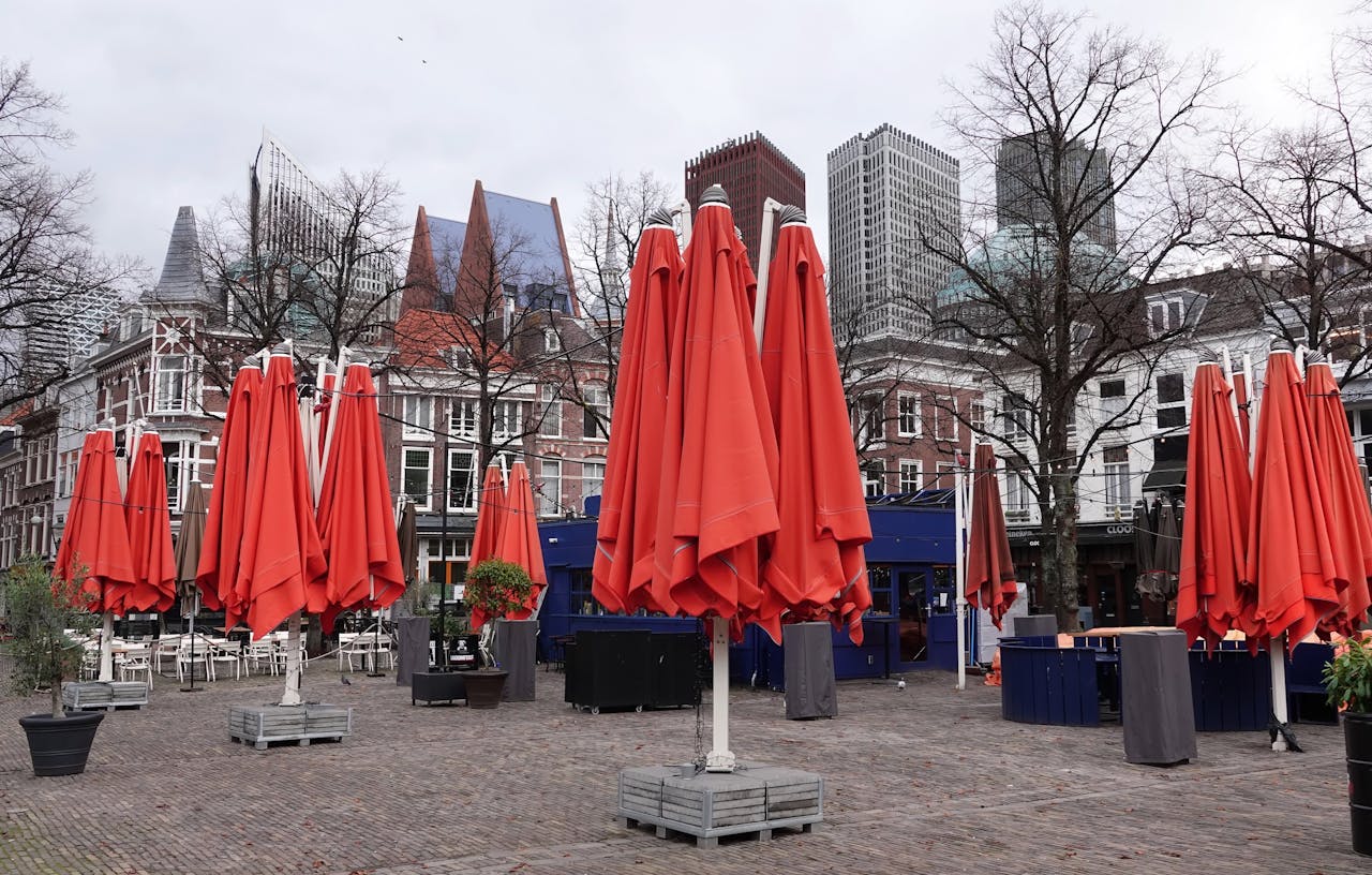 Gesloten caféterrassen in Den Haag tijdens corona. Het kabinet wachtte niet op de Kamer voor steunpakketten.
