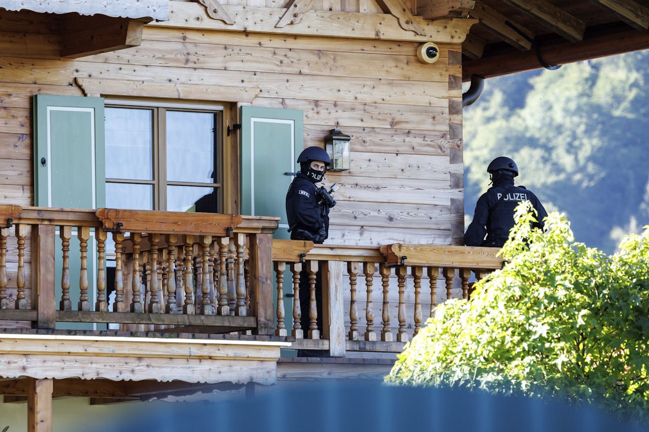 Agenten met maskers doorzoeken de villa van Alisher Usmanov, die in Duitsland belasting zou hebben ontdoken.