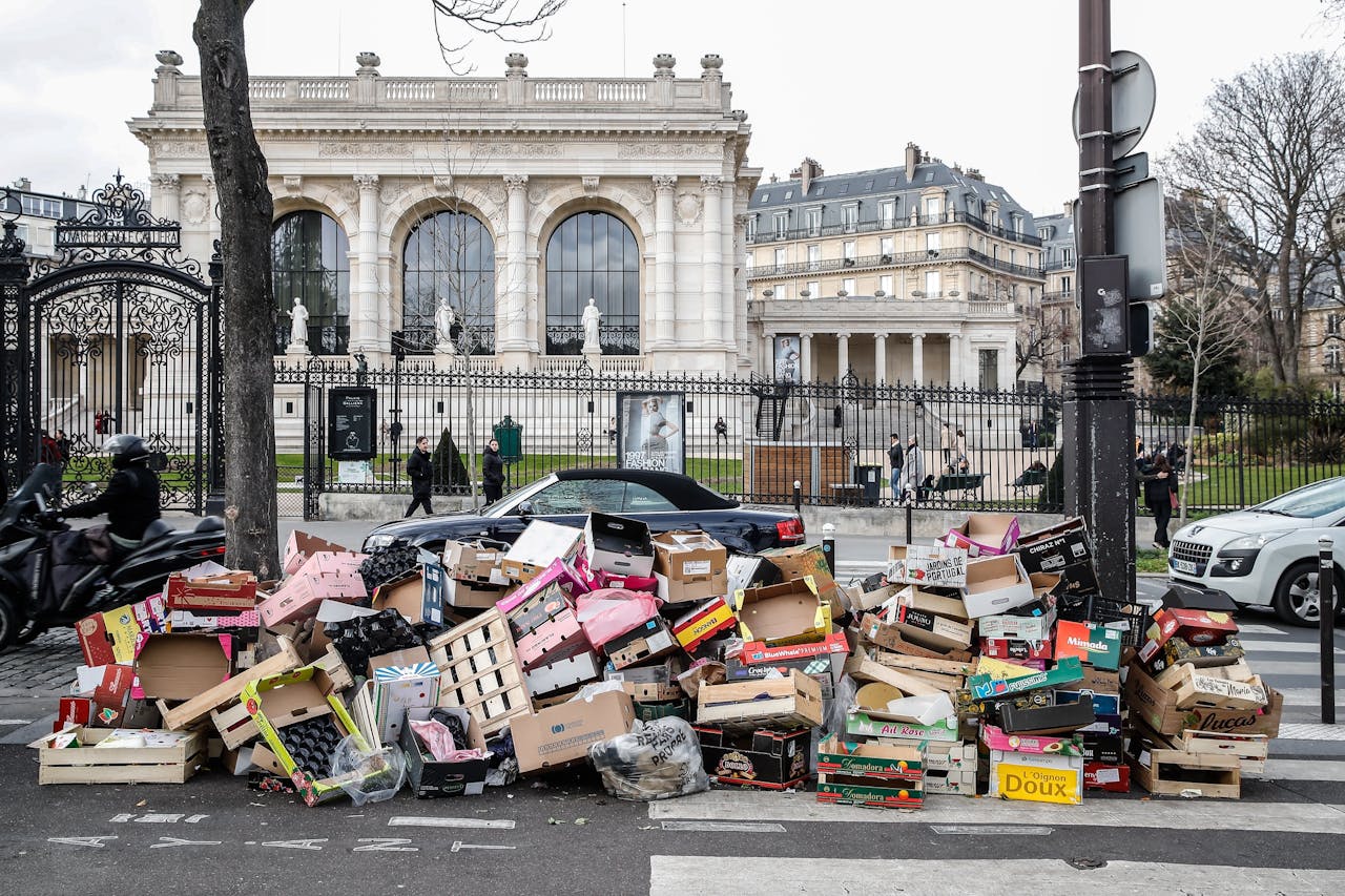 In Parijs staken de vuilnismannen, uit protest tegen de pensioenhervormingen.