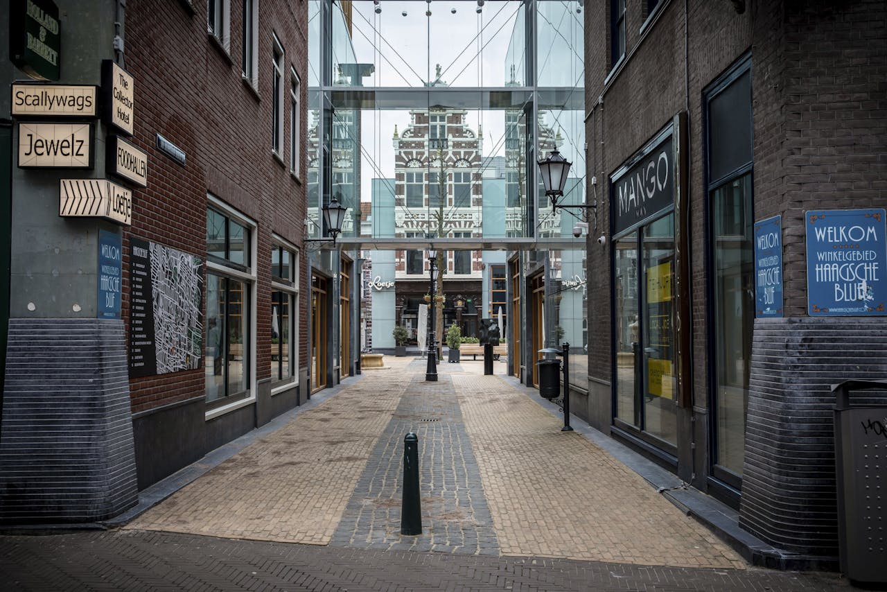 Verlaten winkelstraten donderdagmiddag in Den Haag.