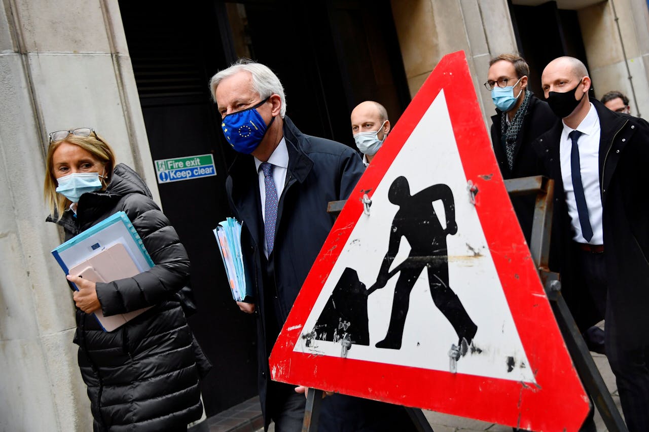 EU-onderhandelaar Michel Barnier (met het motief van de EU-vlag op zijn mondkapje) op weg naar een overleg in Londen.