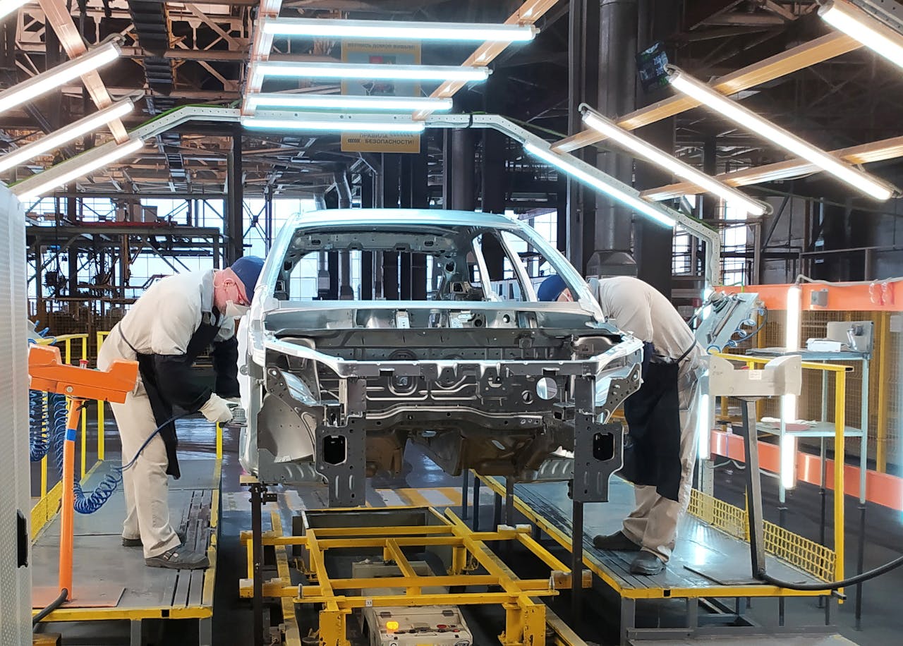 Een Lada-fabriek in Rusland. Bij gebrek aan onderdelen worden de auto's steeds kaler.