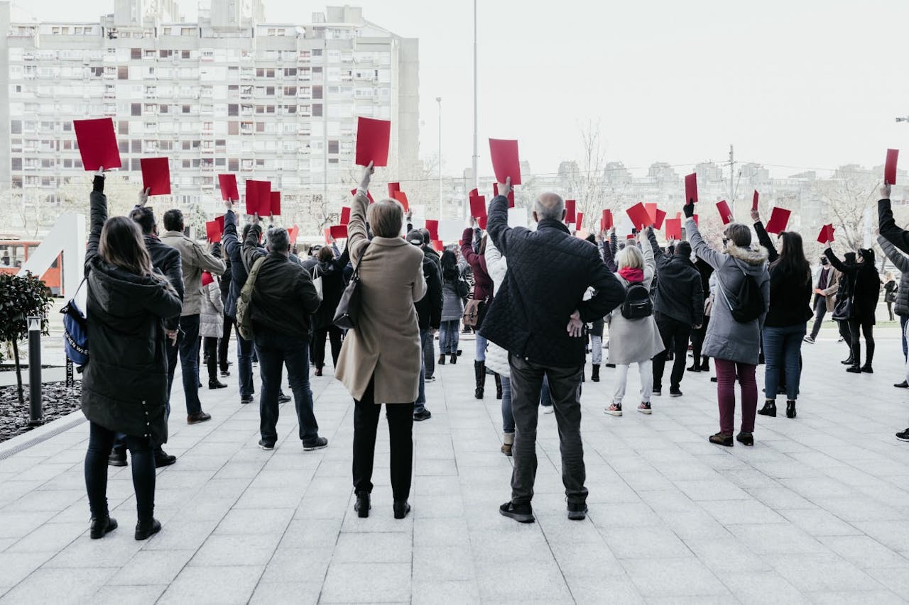 Geconfronteerd met straatprotesten, besloot de Servische regering eind januari haar medewerking aan het mijnbouwproject te staken.