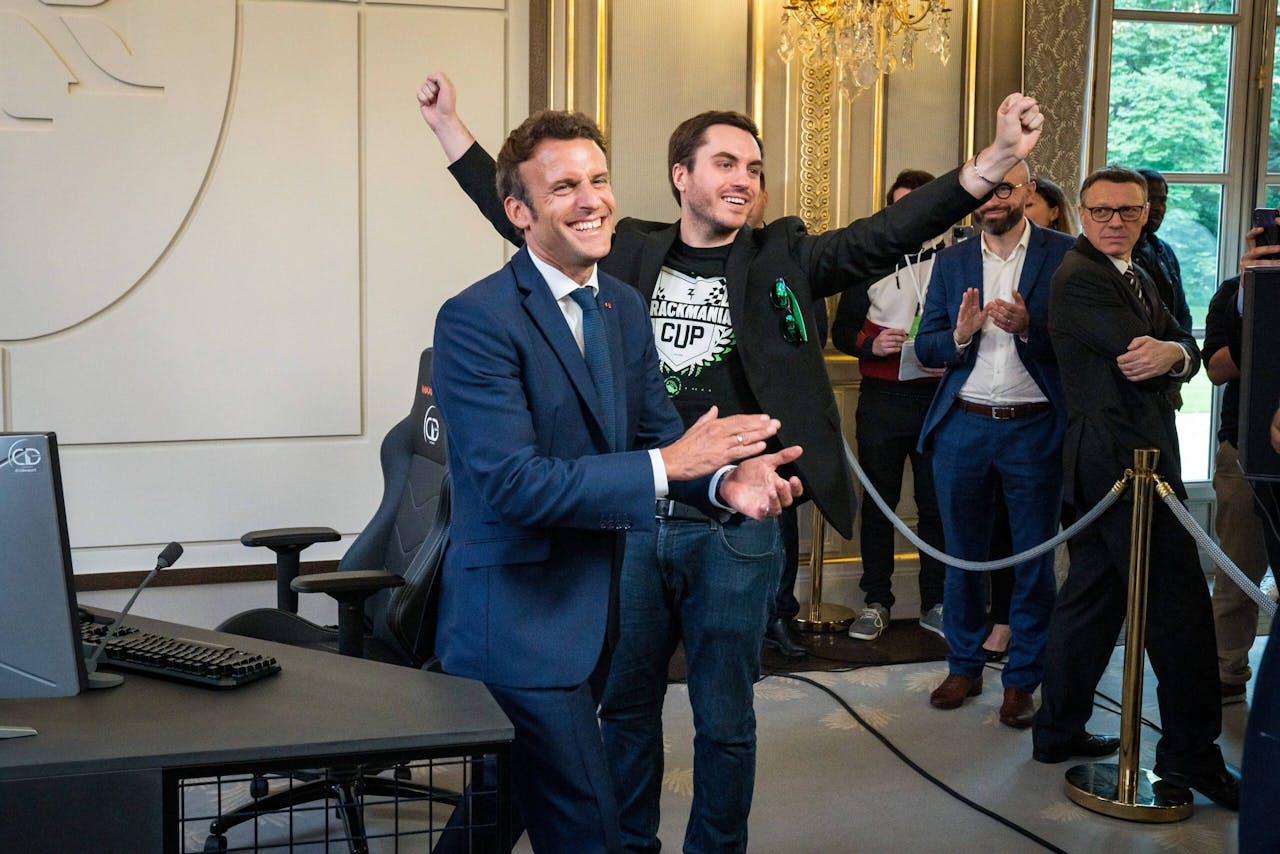 Emmanuel Macron beleeft vrijdag een vrolijk moment met de bekende gamer ZeratoR, oftewel Adrien Nougaret. Zaterdag was er een wedstrijd om de Trackmania Cup.