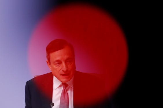Centrale bankiers zoals ECB-president Mario Draghi hebben zichzelf door hun uitzonderlijke ingrepen om de banken te redden bijna onmisbaar gemaakt als financieringsbron voor het financieel systeem.