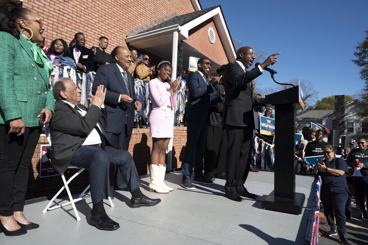 De Democratische kandidaat Raphael Warnock maakte naam als dominee in Atlanta, net als zijn illustere voorganger Martin Luther King.
