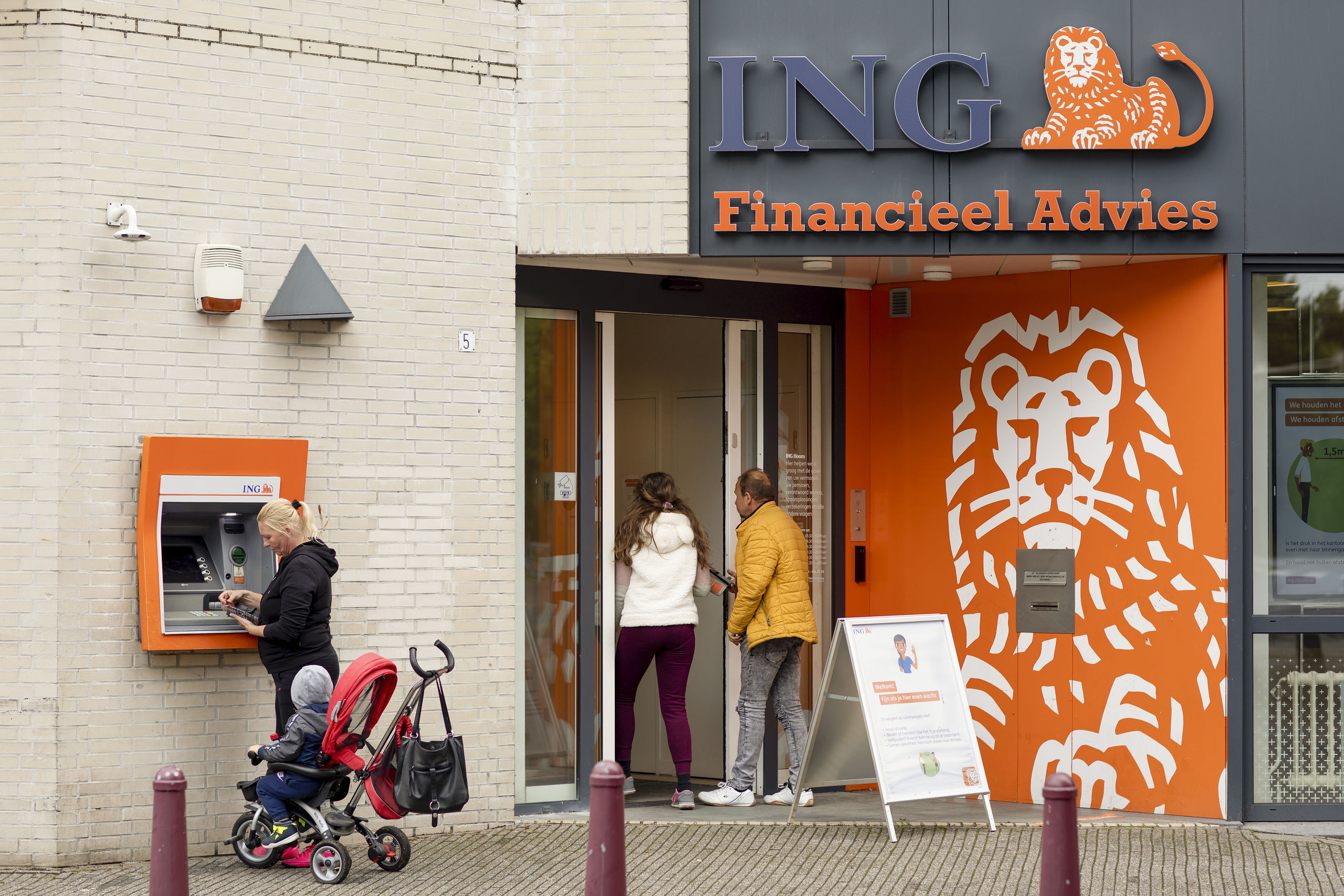 ING en Rabobank sluiten vanwege corona versneld kantoren in Nederland