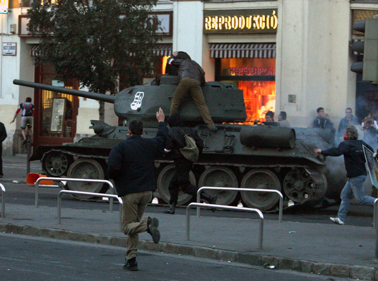 Betogers wisten bij protesten tegen de regering in oktober 2006 in Boedapest zelfs een museumtank te starten.