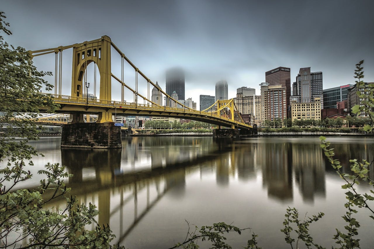 Reflecties van de skyline van Pittsburgh en de Andy Warhol Bridge in de rivier de Allegheny.