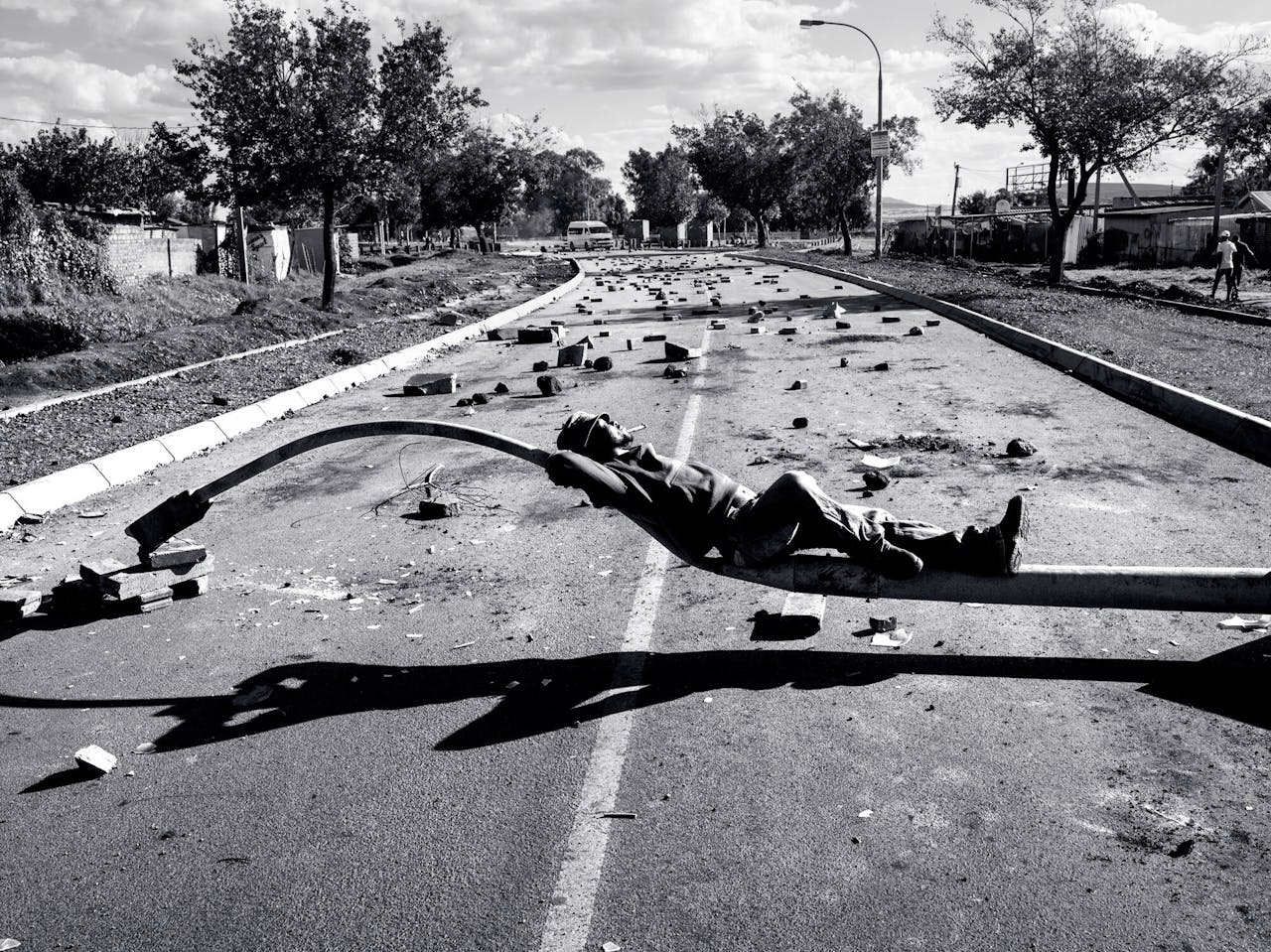 ‘After a protest related to continuous power cuts during lockdown level 5 in Thokoza’, uit de serie ‘Lockdown’ (2020).
