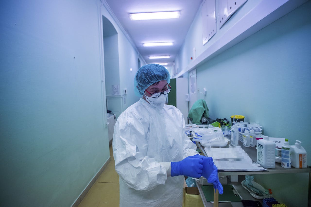 Een verpleger in beschermende kleding in een ziekenhuis in Boedapest. De regeringsmaatregel om 60% van de ziekenhuisbedden vrij te maken vanwege het coronavirus is omstreden.