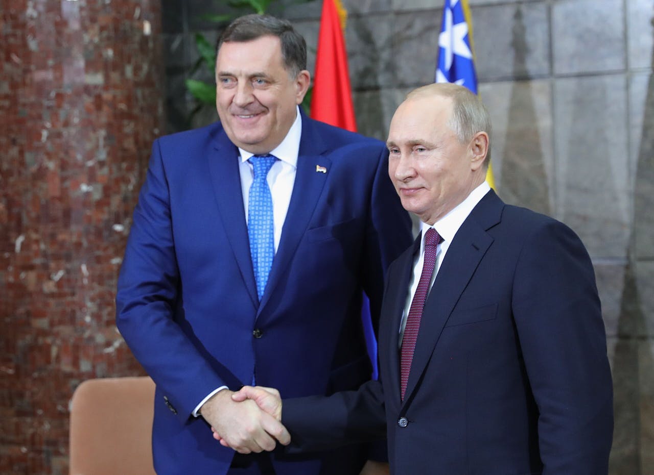 De Russische president Poetin (r) schudt de hand van de Bosnisch-Servische leider Milorad Dodik. De twee ontmoetten elkaar bij Poetins bezoek aan Belgrado in januari 2019.