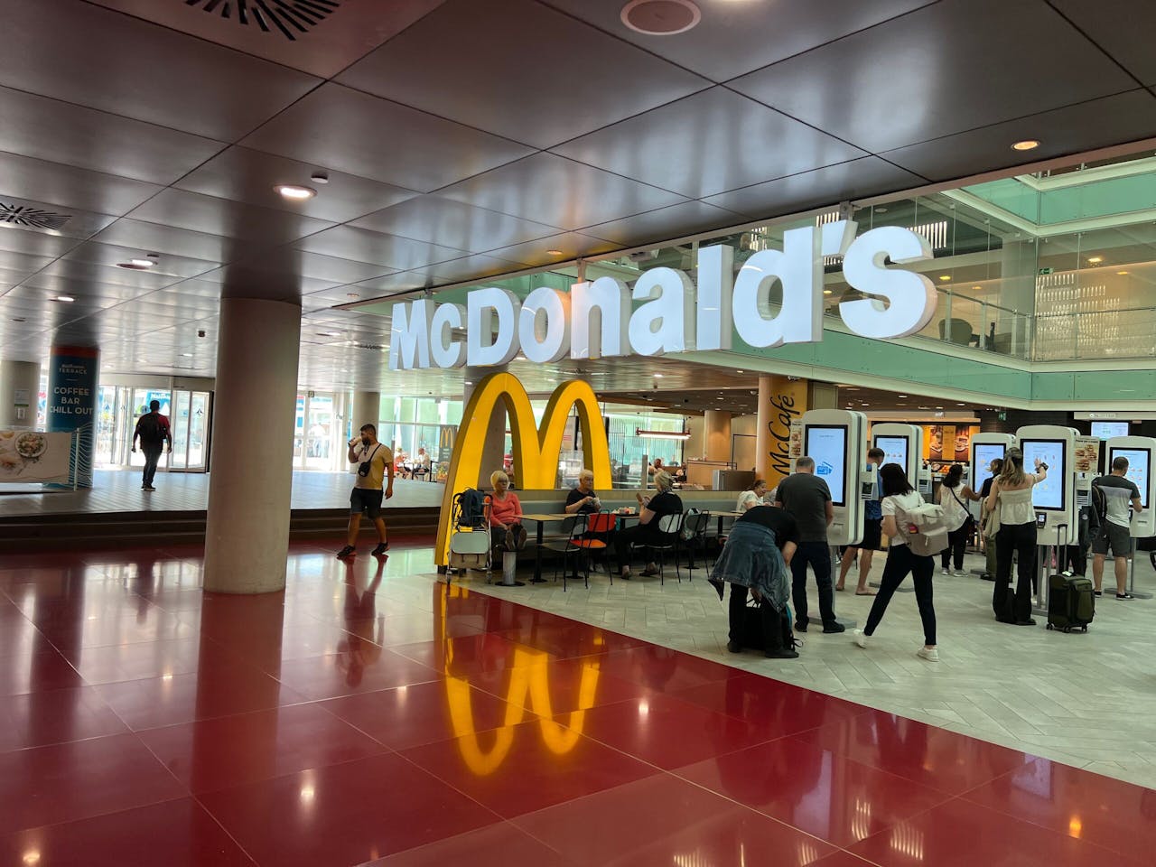 Een McDonald's op het vliegveld van Barcelona. Investeerder en miljardair Carl Icahn vindt dat de fastfoodketen in gebreke blijft met dierenwelzijn.