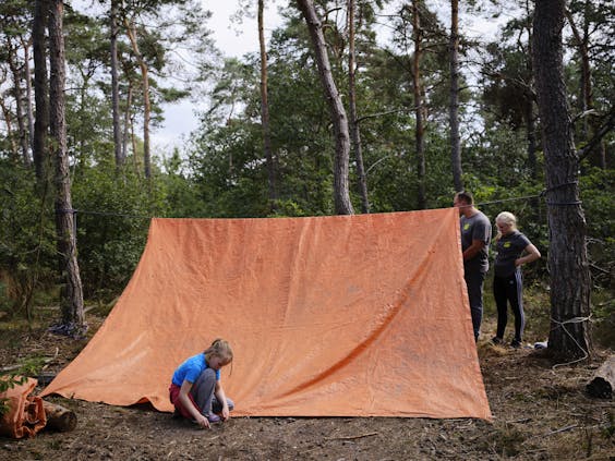 Voor een nacht slapen de kinderen in het privébos van Club Adventure in een zelfgemaakte tent.