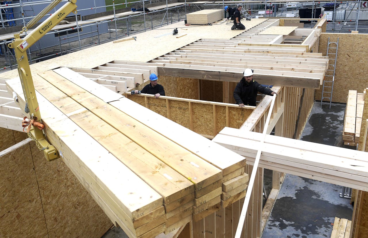 Houtbouwproject in Nieuwkoop. Door onder meer de gestegen houtprijzen stagneert de woningbouw op sommige plekken. De marges van bouwbedrijven staan onder druk.