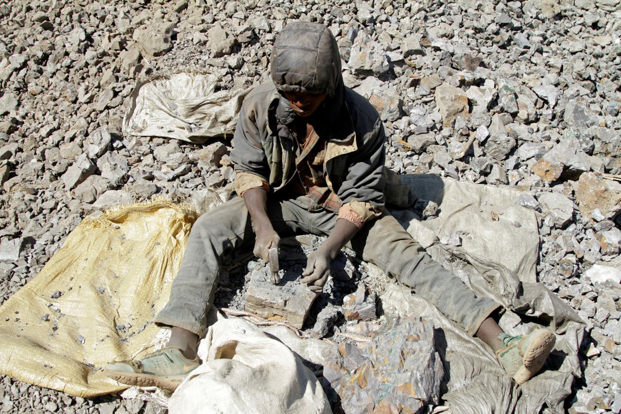 Jonge mijnwerker in Tilwizembe, een voormalige industriële koper-kobaltmijn, buiten Kolwezi, in het zuiden van de Democratische Republiek Congo.