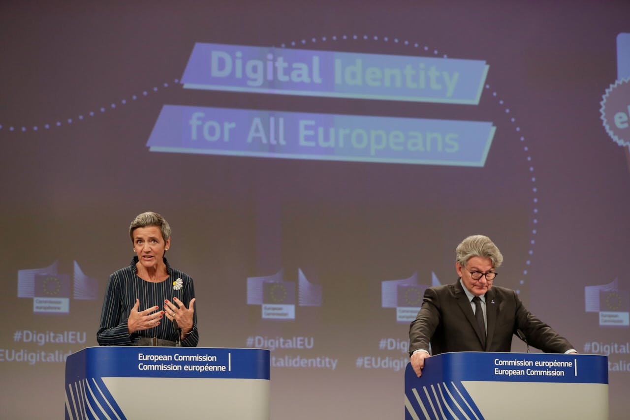 De Eurocommissarissen Margrethe Vestager en Thierry Breton presenteerden het plan donderdag in Brussel.