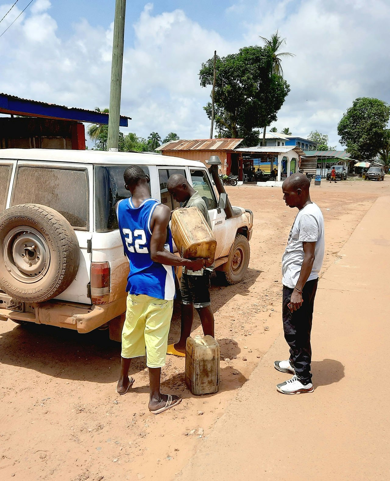 Tanken gaat buiten de hoofdstad Monrovia met jerrycans. De verkrijgbaarheid van brandstof is soms een probleem, zeker in afgelegen gebieden.