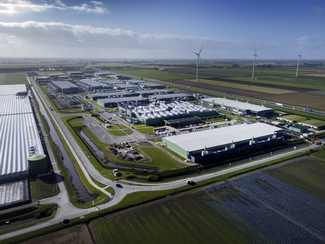 Datacenter van Microsoft in het Noord-Hollandse Middenmeer. Door zijn gigantische schaal kan het bedrijf zijn diensten efficiënter leveren dan Nederlandse bedrijven.