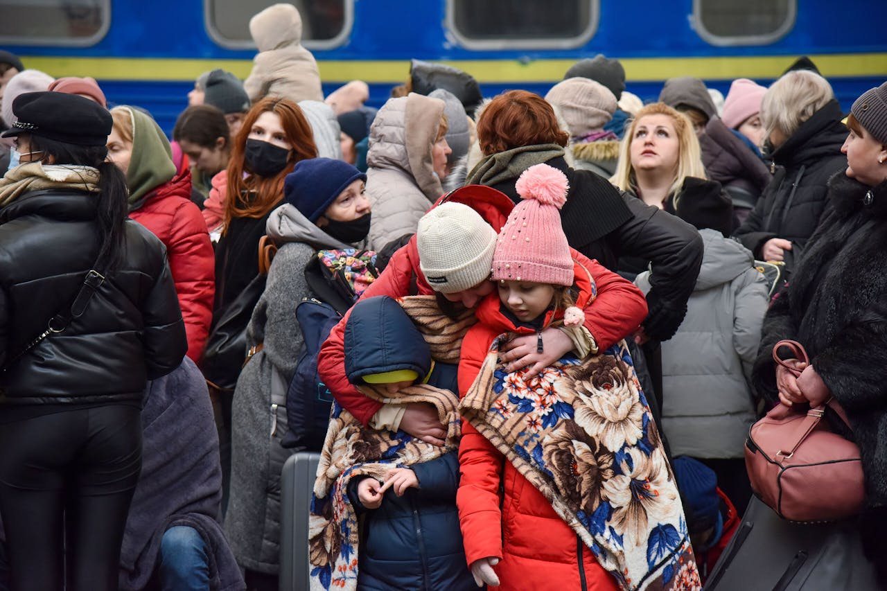 Oekraïense vluchtelingen wachten op het station van Lviv op de trein naar Polen.