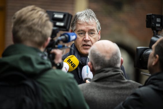 Minister Arie Slob op televisie. Hij breekt in de laatste mediabrief een lans voor verenigingen als AVROTROS, VPRO, BNNVARA of Omroep Max.