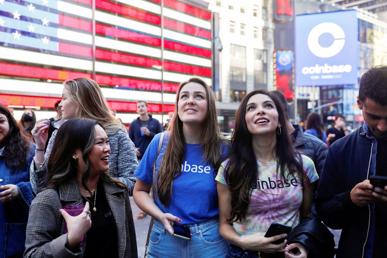 Coinbase-werknemers wachten op Times Square af wat de openingskoers van hun bedrijf zal zijn.