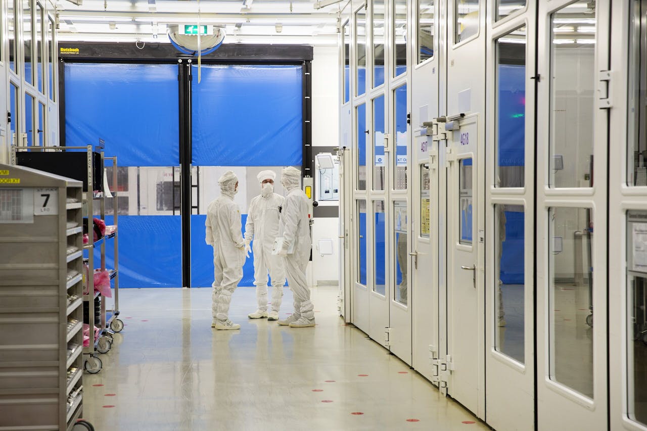 Werknemers in de cleanrooms van chipmachinefabrikant ASML. Nederlandse techbedrijven zijn ook aangewezen op kenniswerkers van buiten de EU om het personeelstekort het hoofd te bieden.