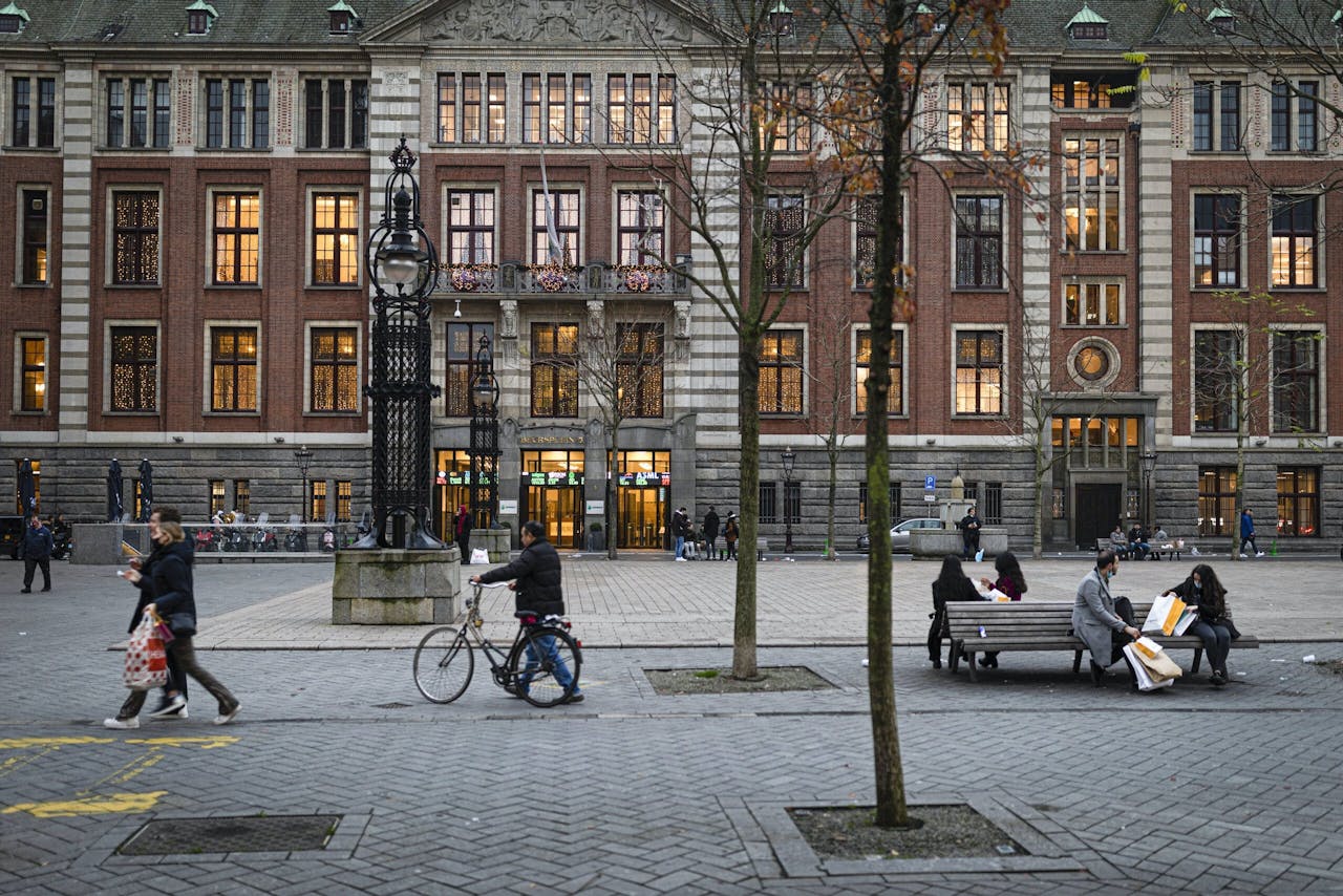 Het Beursplein in Amsterdam met op de achtergrond het beursgebouw van Euronext.