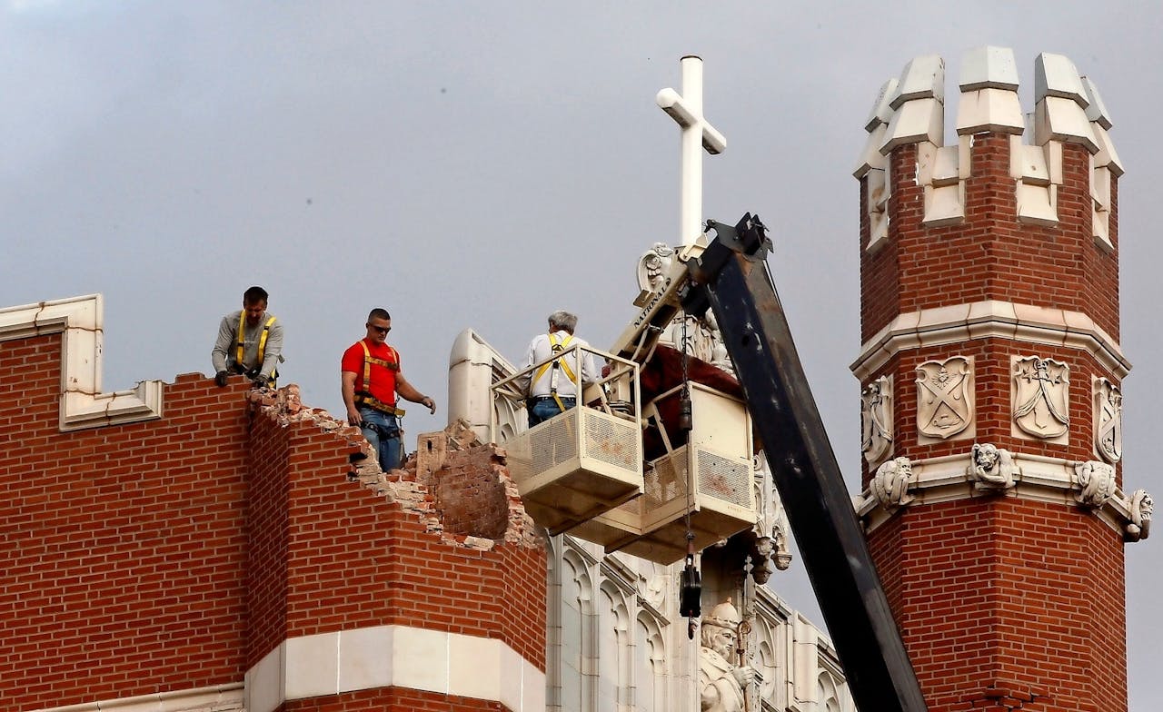 De schade wordt bekeken in november 2011 aan een gebouw van de St. Gregory's University in in Shawnee, Oklahoma.