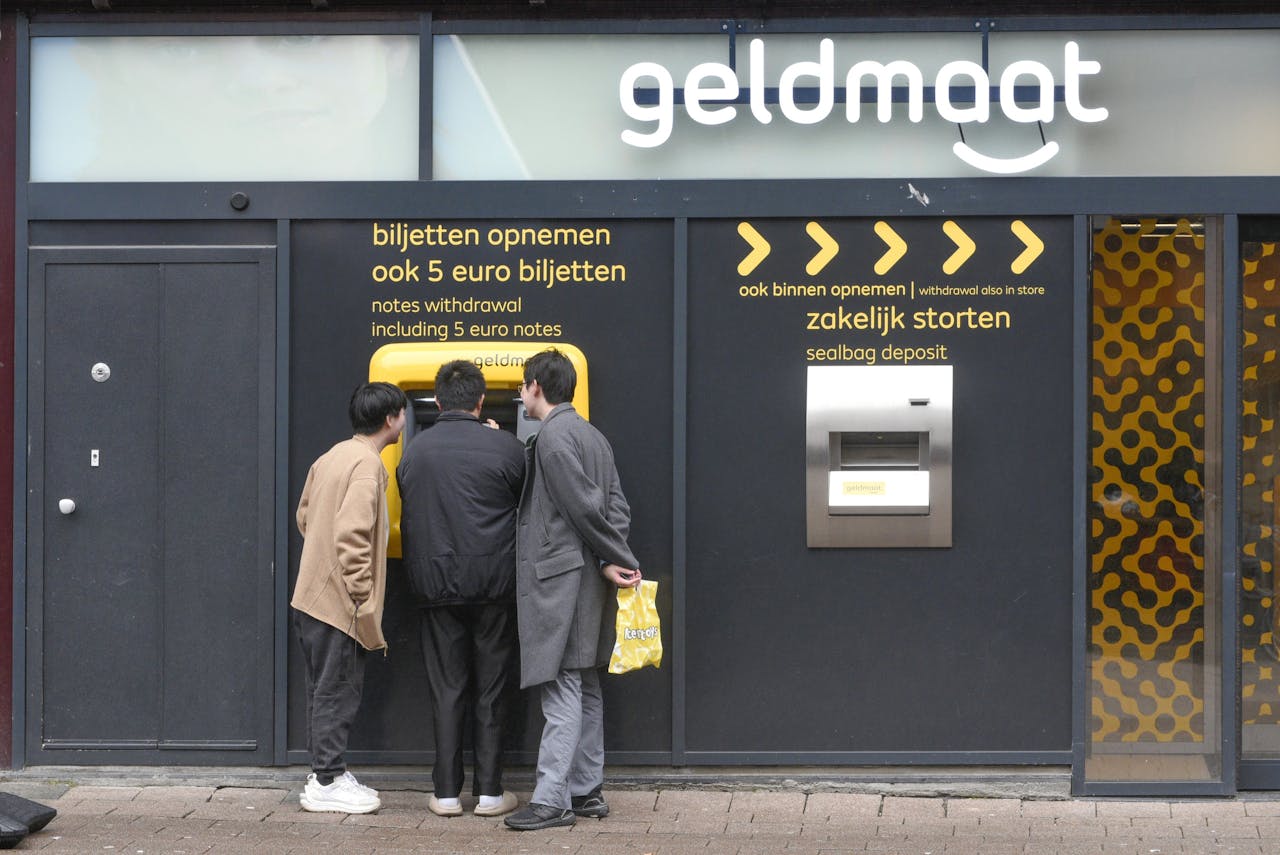 Gebruikers van een Geldmaat, een joint venture van ABN Amro, ING en Rabobank, in Rotterdam