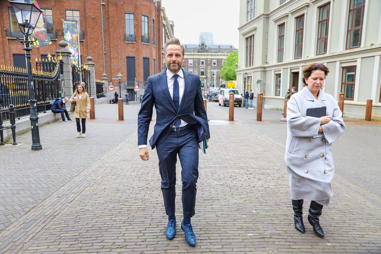 Hugo de Jonge, minister voor Volkshuisvesting en Ruimtelijke Ordening, bij aankomst op het Binnenhof voor de wekelijkse ministerraad.
