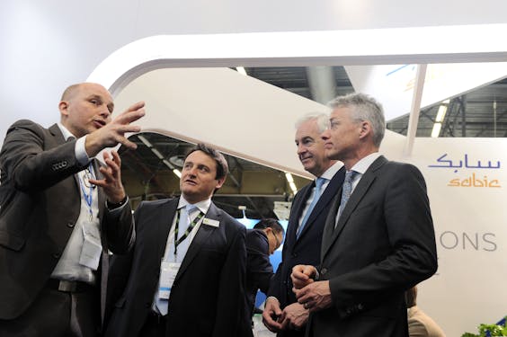 Tijdens de vakbeurs in Parijs, met van links naar rechts Marcus Kremers, cto van Airborne en voorzitter CompositesNL, Eric Pierrejean, topman van beursorganisator JEC, Marc Hendrikse, voorzitter topsector HTSM en Maarten Camps, secretaris-generaal Economische Zaken.