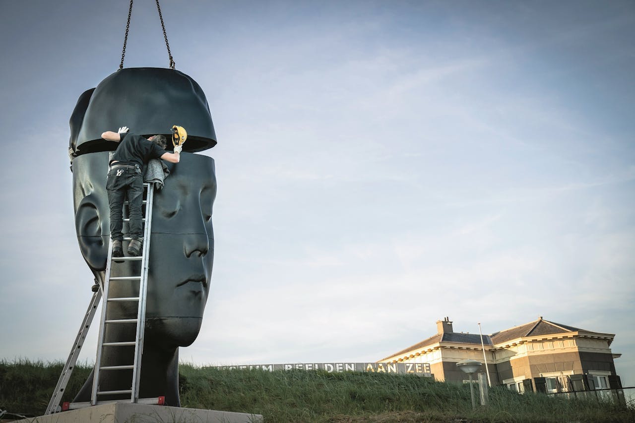 ‘Carlota’ (2018) krijgt een plek bij museum Beelden aan Zee. Het beeld weegt 4000 kilo.