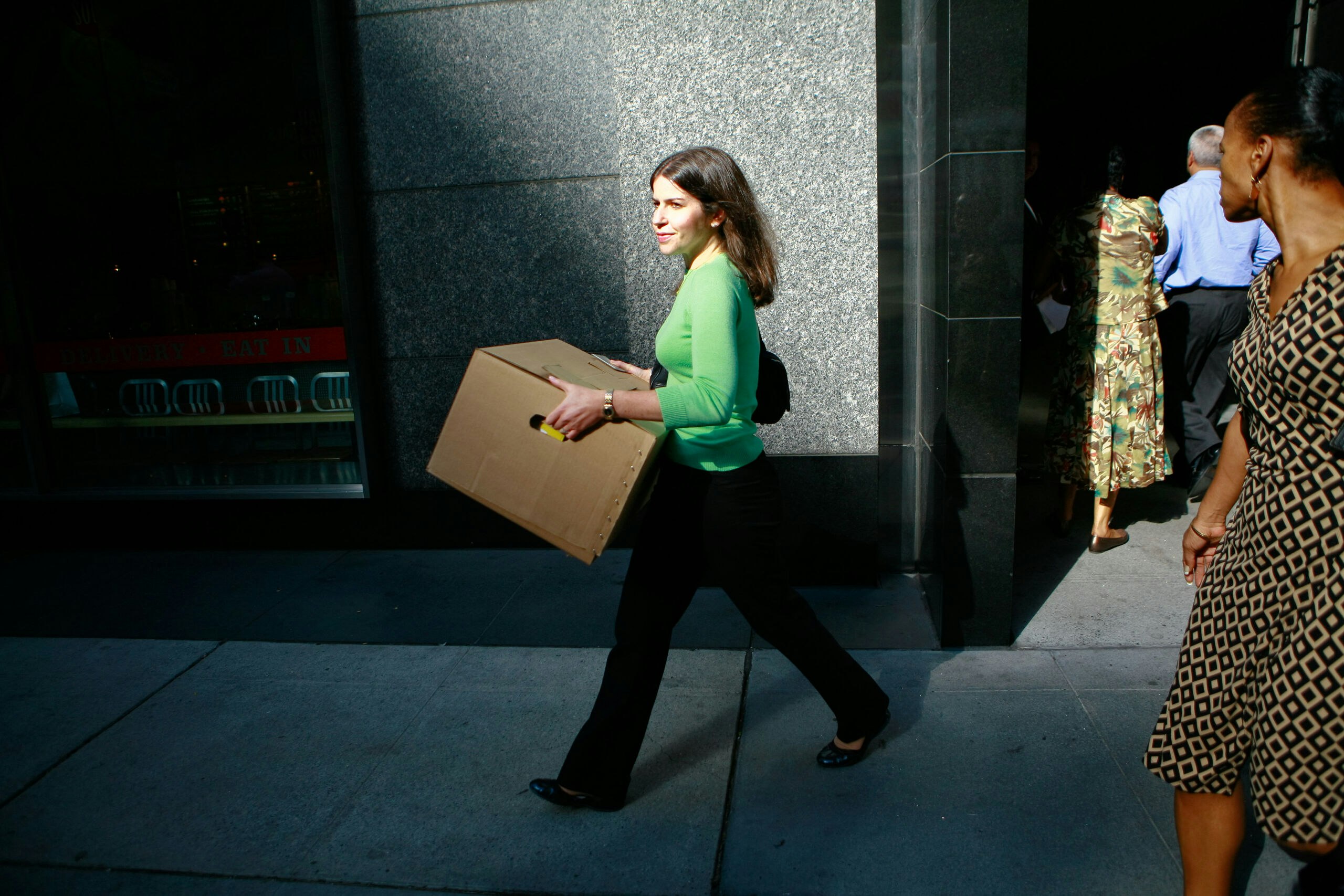 Een medewerker van Lehman Brothers in New York verlaat de bank na het faillissement in september 2008. 