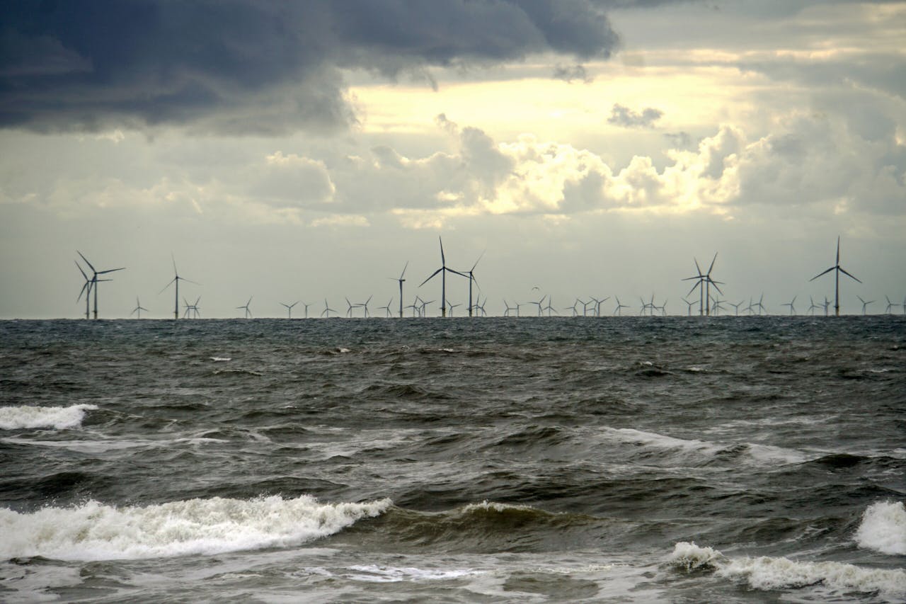 Zicht vanaf het strand op Windpark Egmond aan Zee.