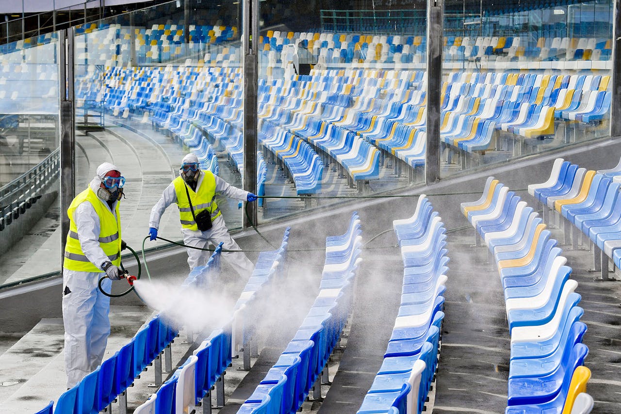 Gemeenteambtenaren desinfecteren het San Paolo-stadion in Napels om de gevaren van besmetting van het coronavirus te voorkomen.