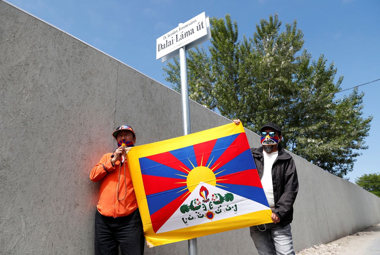 Activisten tonen de Tibetaanse vlag in een deze week naar de Dalai Lama vernoemde straat in Ferencváros, een deelgemeente van Boedapest.