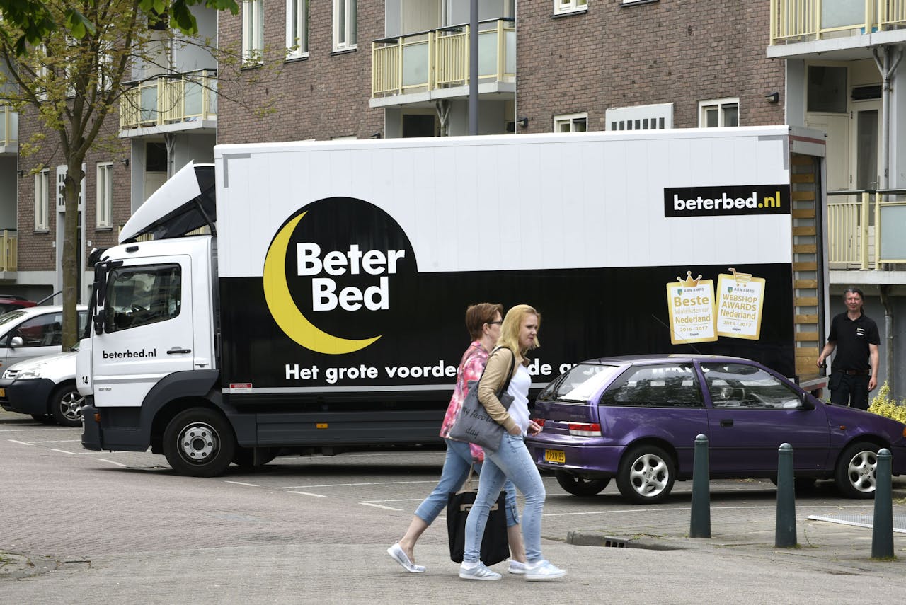 Door de verkoop van zijn Duitse dochterbedrijf is Beter Bed een stuk kleiner geworden. De omzet, afkomstig uit winkels in de Benelux en Zweden en een groothandelstak, is gehalveerd. Toch had het bedrijf geen andere keus dan te verkopen.