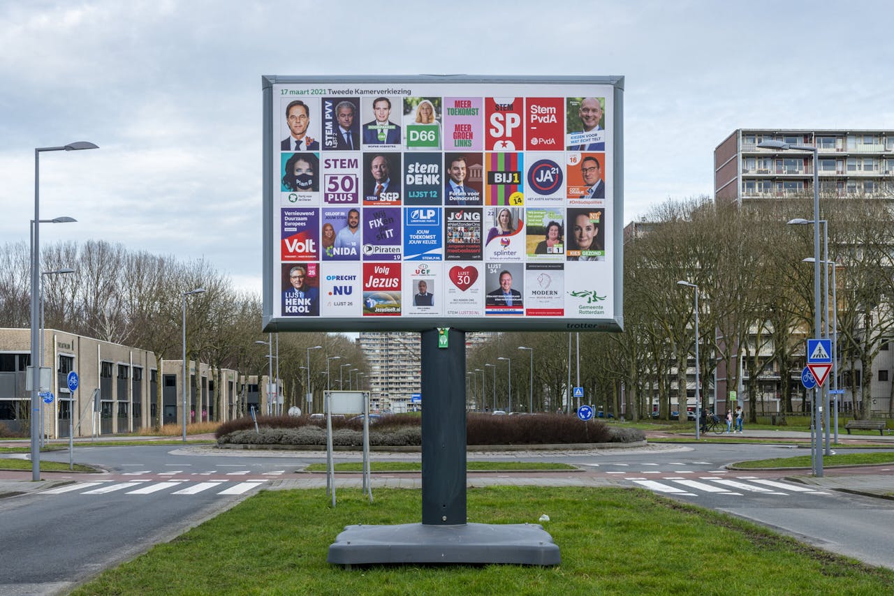 Verkiezingszuil in Rotterdam. Er doen dit jaar maar liefst 37 partijen mee aan de Tweede Kamerverkiezingen, een naoorlogs record.