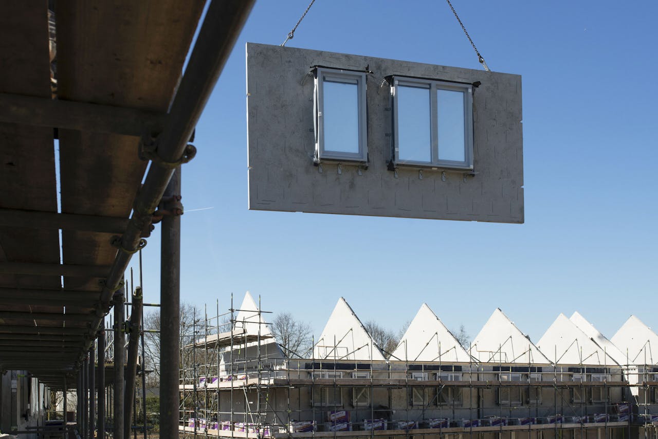 Een prefab betonnen gevelelement van het Amsterdamse betonbedrijf Voorbij Prefab wordt geplaatst. Vanaf 2021 zijn alle door het bedrijf geproduceerde woningcasco's van CO₂-arm beton.